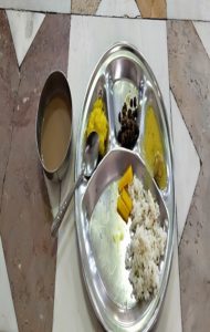 シーク教寺院の無料のインド料理