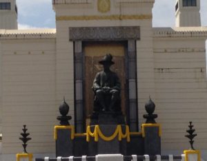 タイの王様の銅像
